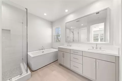Bath - 585 Patten Ave, Placentia, CA 92870 photo 1 of 3