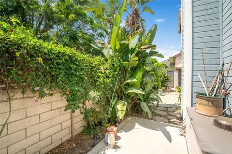 Exterior - 430 W Walnut Ave W, Monrovia, CA 91016 photo 4 of 7