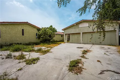 Exterior - 1405 S Center Ave, Compton, CA 90220 photo 4 of 6