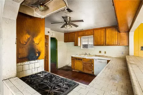 Kitchen - 1405 S Center Ave, Compton, CA 90220 photo 2 of 2