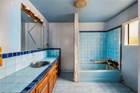 Bath - 1405 S Center Ave, Compton, CA 90220 photo 1 of 5
