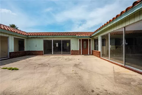Exterior - 1405 S Center Ave, Compton, CA 90220 photo 2 of 6