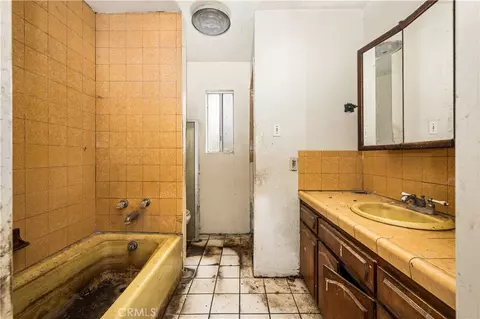 Bath - 1405 S Center Ave, Compton, CA 90220 photo 3 of 5