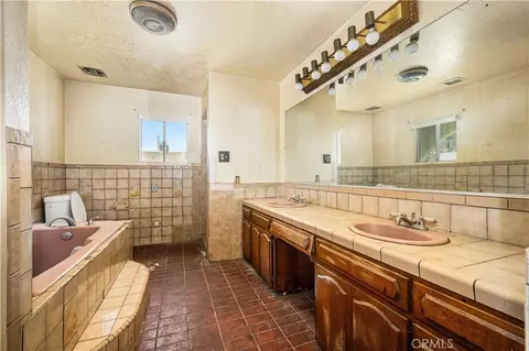Bath - 1405 S Center Ave, Compton, CA 90220 photo 4 of 5