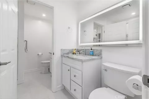 Bath - 1 3rd #605, Long Beach, CA 90802 photo 4 of 5