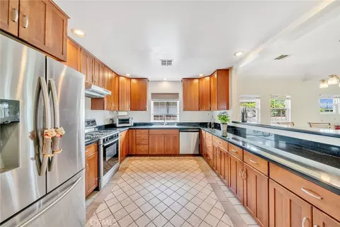 Kitchen - 3170 E Green St, Pasadena, CA 91107 photo 2 of 3