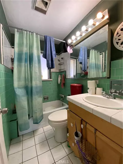 Bath - 6350 Myrtle Ave, Long Beach, CA 90805 photo 1 of 3