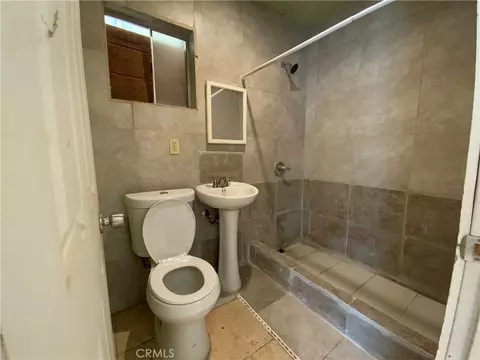 Bath - 6350 Myrtle Ave, Long Beach, CA 90805 photo 3 of 3