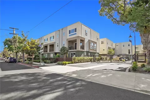 5262 N Bainbridge Pl, Valley Village, CA 91607
