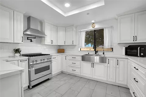 Kitchen - 13451 Sonora Rd, Phelan, CA 92371 photo 3 of 5