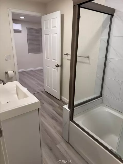 Bath - 4008 Mt Vernon, Riverside, CA 92507 photo 1 of 2