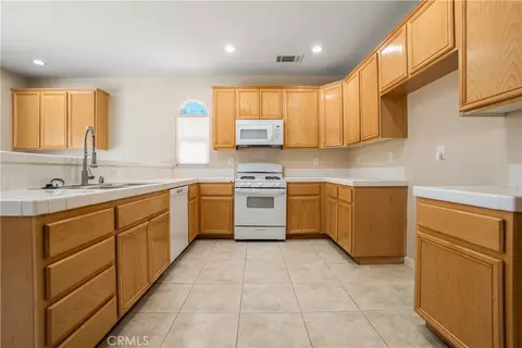 Kitchen - 13680 Summit View St, Hesperia, CA 92344 photo 1 of 2