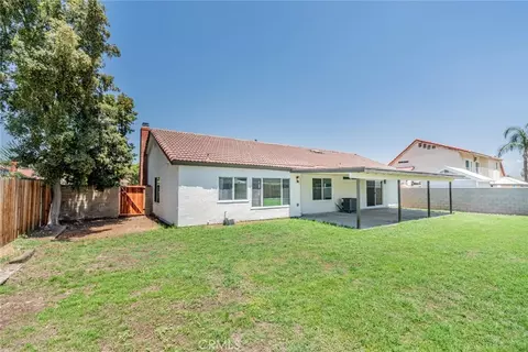 Exterior - 1041 Sunset Cir, Rialto, CA 92376 photo 2 of 4