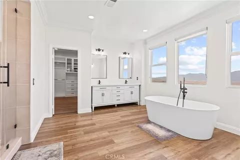 Bath - 18458 Lakepointe, Riverside, CA 92503 photo 2 of 4