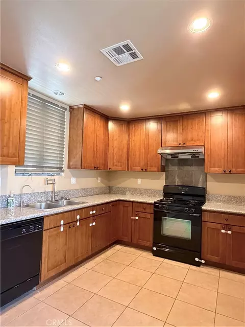 Kitchen - 41 N Oak #4, Pasadena, CA 91107 photo 1 of 2