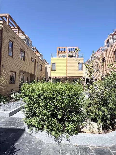 Exterior - 41 N Oak #4, Pasadena, CA 91107 photo 3 of 5