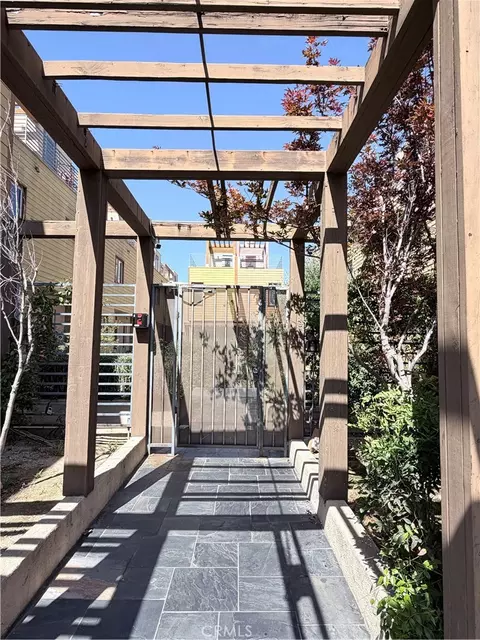 Exterior - 41 N Oak #4, Pasadena, CA 91107 photo 2 of 5