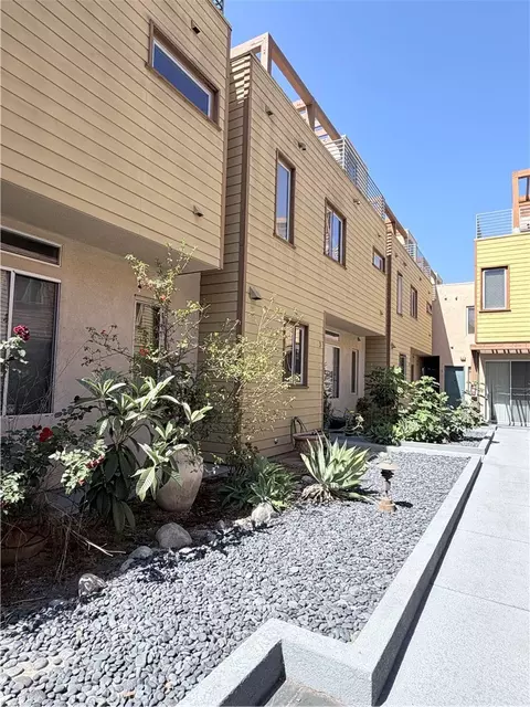 Exterior - 41 N Oak #4, Pasadena, CA 91107 photo 4 of 5