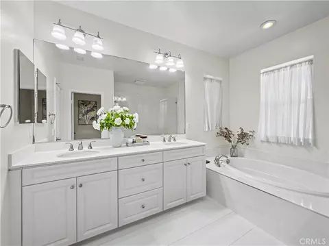 Bath - 320 Bronze, Irvine, CA 92618 photo 8 of 9