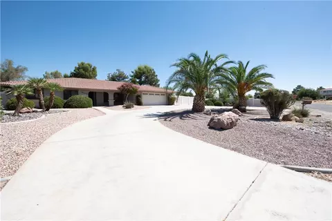 Exterior - 19934 Itasca, Apple Valley, CA 92308 photo 2 of 11