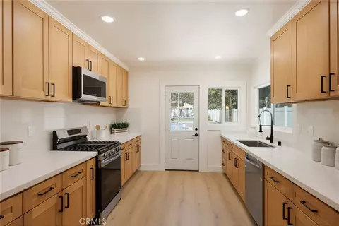 Kitchen - 525 E Jackson St, Pasadena, CA 91104 photo 2 of 2