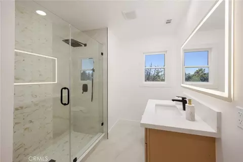 Bath - 525 E Jackson St, Pasadena, CA 91104 photo 3 of 3