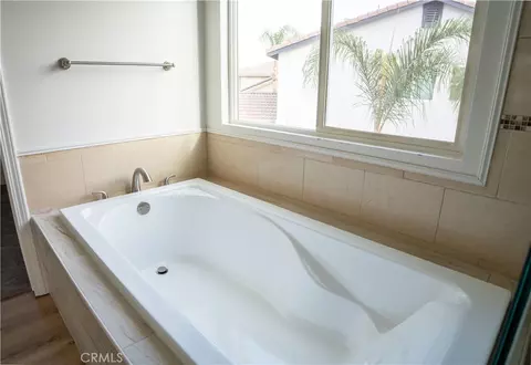 Bath - 105 Galileo Ln, Perris, CA 92571 photo 4 of 12