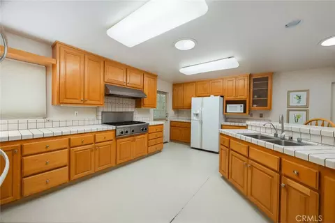 Kitchen - 3625 Lombardy, Pasadena, CA 91107 photo 9 of 9