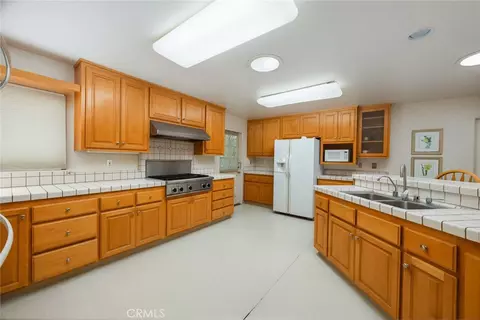 Kitchen - 3625 Lombardy, Pasadena, CA 91107 photo 5 of 9
