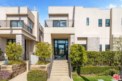 18725 Redwing St, Tarzana, CA 91356