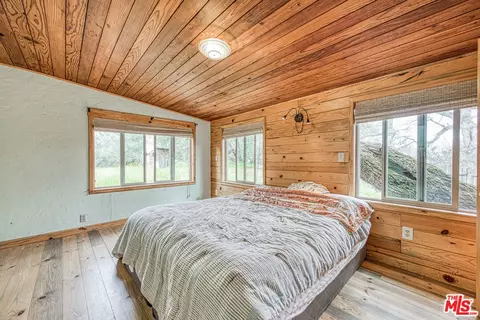 Bedroom - 30443 Auberry Rd, Prather, CA 93651 photo 2 of 3