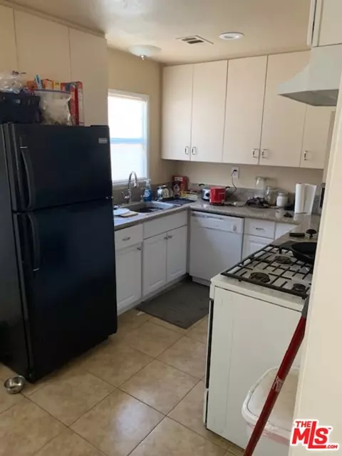 Kitchen - 44606 Date Ave, Lancaster, CA 93534 photo 1 of 2