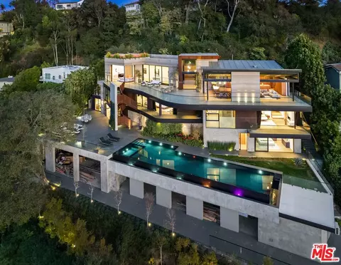 9420 Readcrest Dr, Beverly Hills, CA 90210