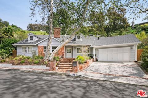 1220 Las Lomas Pl, Pacific Palisades, CA 90272