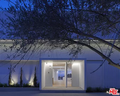 7946 Oceanus Dr, Los Angeles, CA 90046