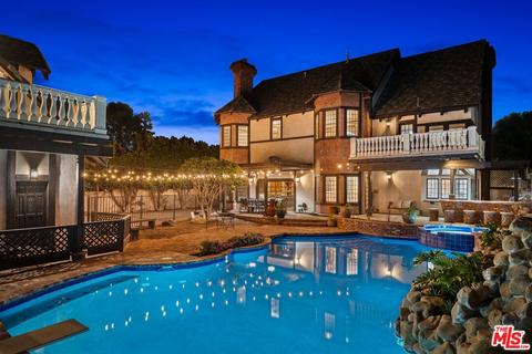 17524 Napa St, Sherwood Forest, CA 91325