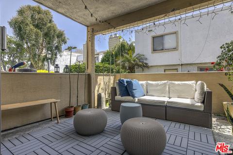 18408 Hatteras St #39, Tarzana, CA 91356