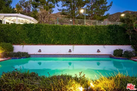 24592 Mulholland Hwy, Calabasas, CA 91302