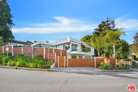 17501 Tramonto Dr, Pacific Palisades, CA 90272
