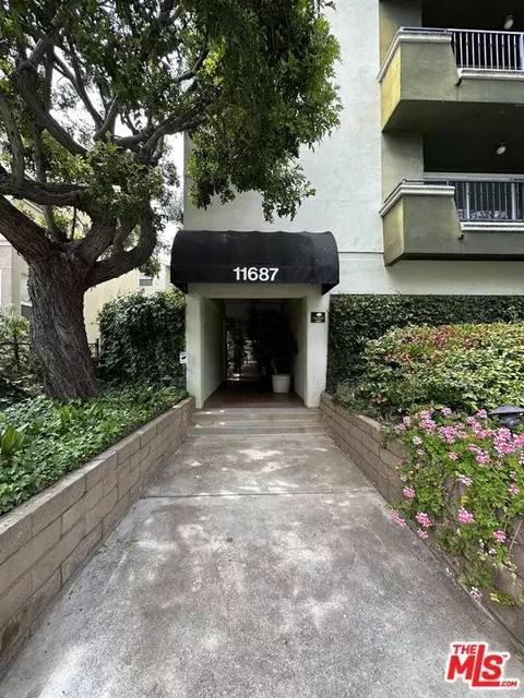 11687 Montana Ave #207, Los Angeles, CA 90049