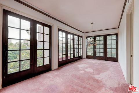 1260 S Beverly Glen Blvd #302, Los Angeles, CA 90024