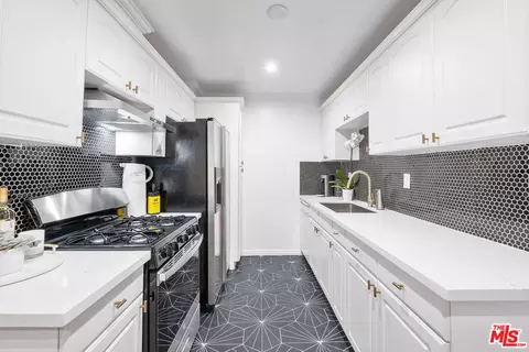 1112 N Olive Dr #3, West Hollywood, CA 90069