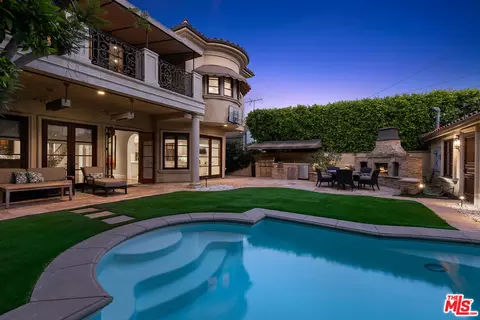 221 N Rexford Dr, Beverly Hills, CA 90210