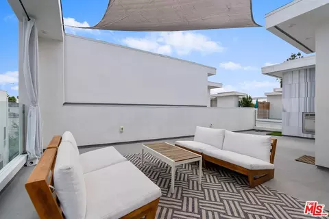 4521 N Via Nova Dr, Sherman Oaks, CA 91403