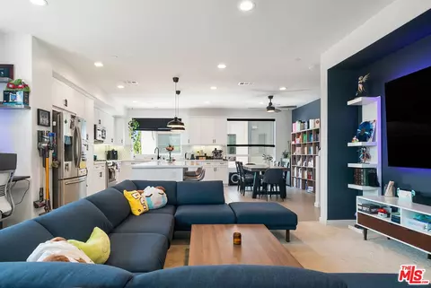 13169 Victory Blvd, Van Nuys, CA 91401