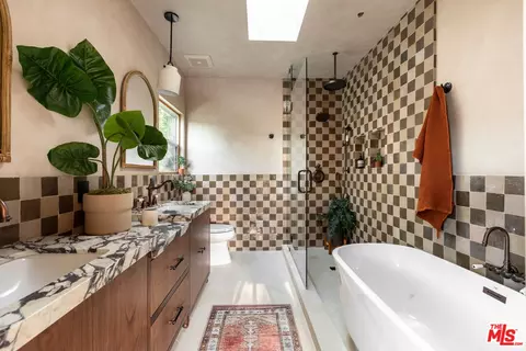 2131 S Orange Dr, Los Angeles, CA 90016