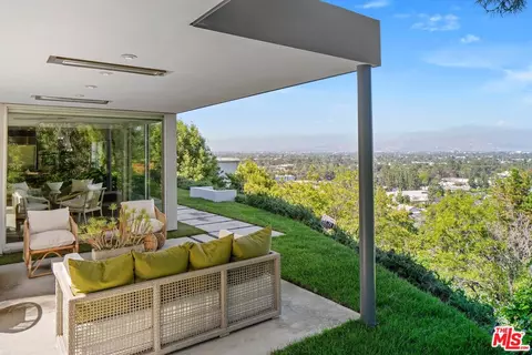 12997 Blairwood Dr, Studio City, CA 91604