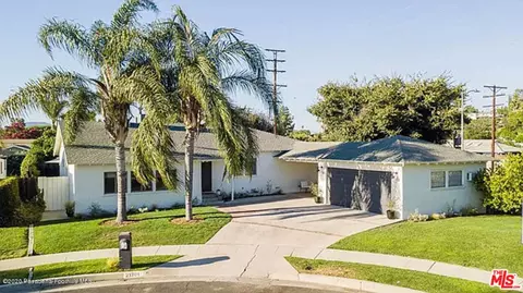 23701 Tiara St, Woodland Hills, CA 91367