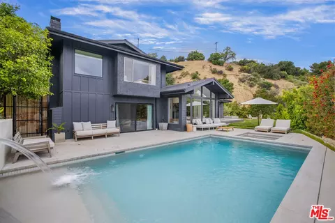 3846 Saint Johnswood Dr, Woodland Hills, CA 91364