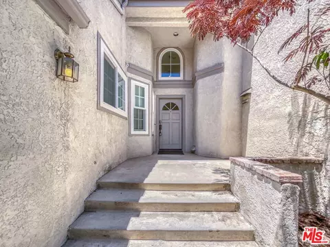 24526 Windsor Dr #B, Valencia, CA 91355